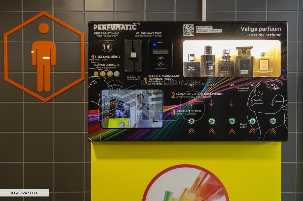 Perfume spraying vending machine