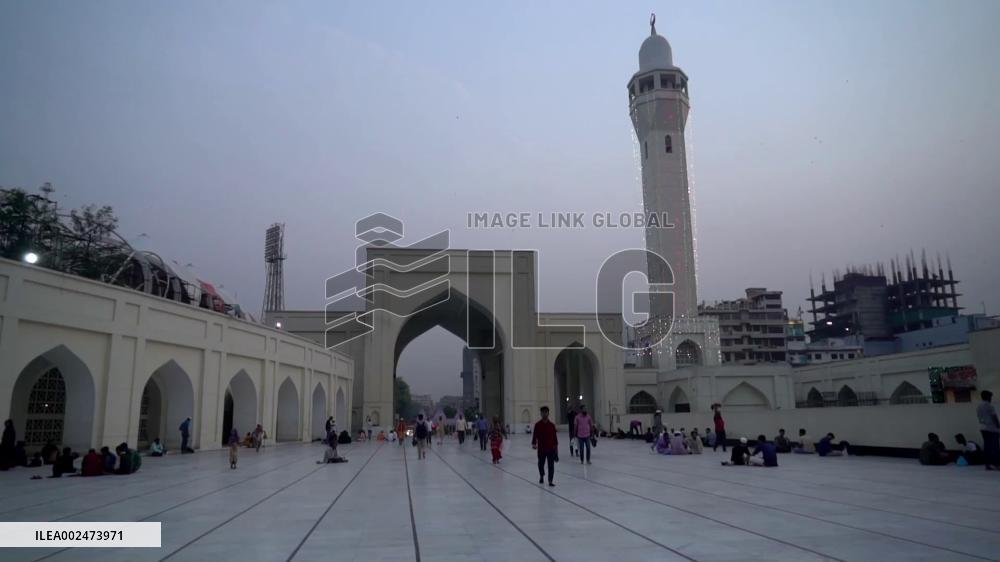 Bangladesh's grand mosque hosts mass Iftar