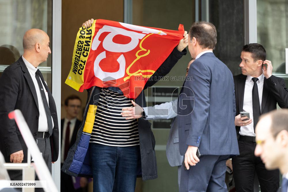 Ministry of Labour welcomes the Olympic and Paralympic Flag Tour - Paris