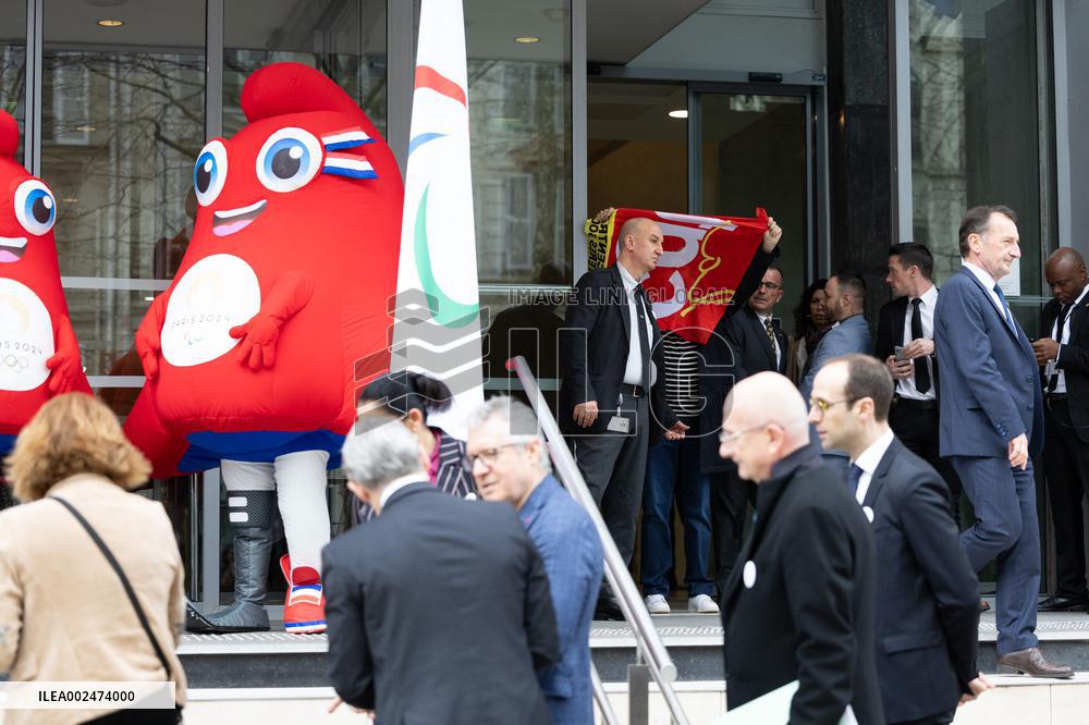 Ministry of Labour welcomes the Olympic and Paralympic Flag Tour - Paris