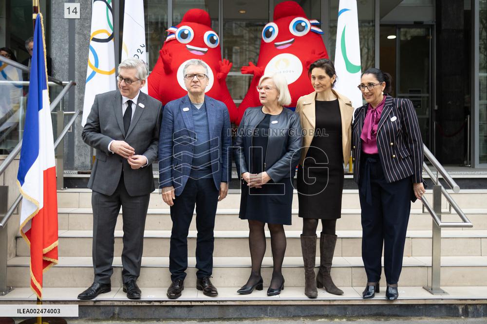 Ministry of Labour welcomes the Olympic and Paralympic Flag Tour - Paris