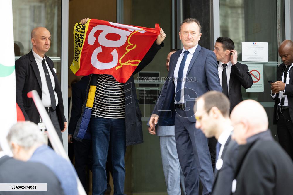 Ministry of Labour welcomes the Olympic and Paralympic Flag Tour - Paris