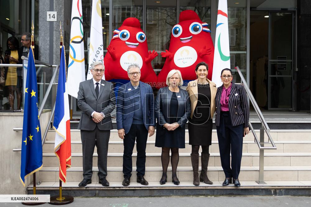 Ministry of Labour welcomes the Olympic and Paralympic Flag Tour - Paris