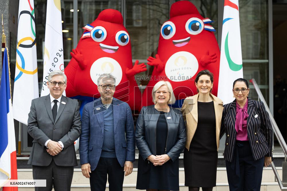 Ministry of Labour welcomes the Olympic and Paralympic Flag Tour - Paris