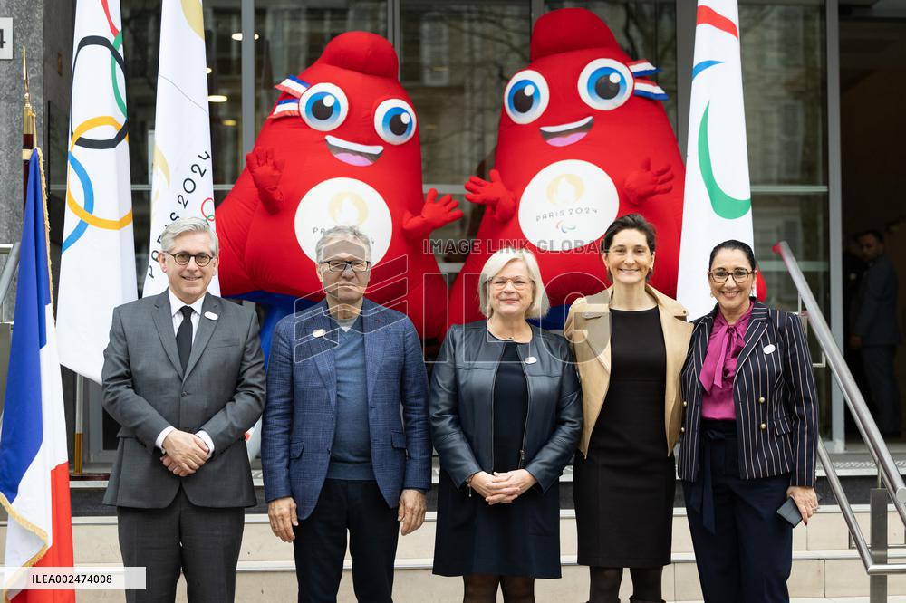 Ministry of Labour welcomes the Olympic and Paralympic Flag Tour - Paris