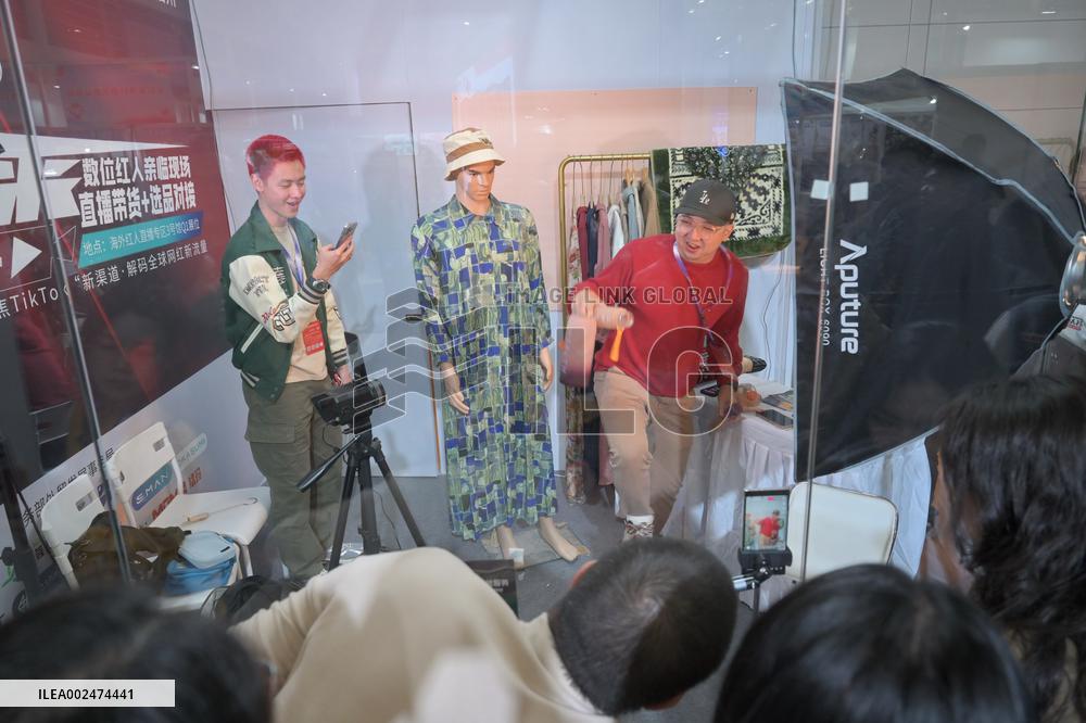 CHINA-FUJIAN-FUZHOU-E-COMMERCE TRADE FAIR-LIVESTREAMERS (CN)