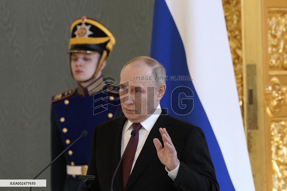 Putin meets with his election agents - Moscow