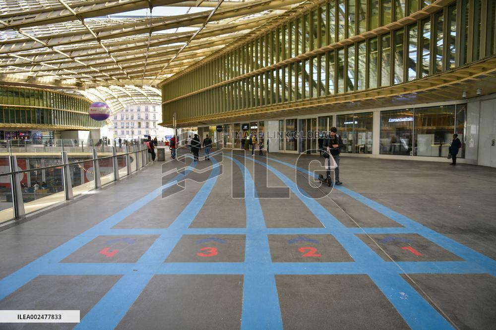 Athletics Track For The Olympic Games Under The Chatelet Canopy - Paris
