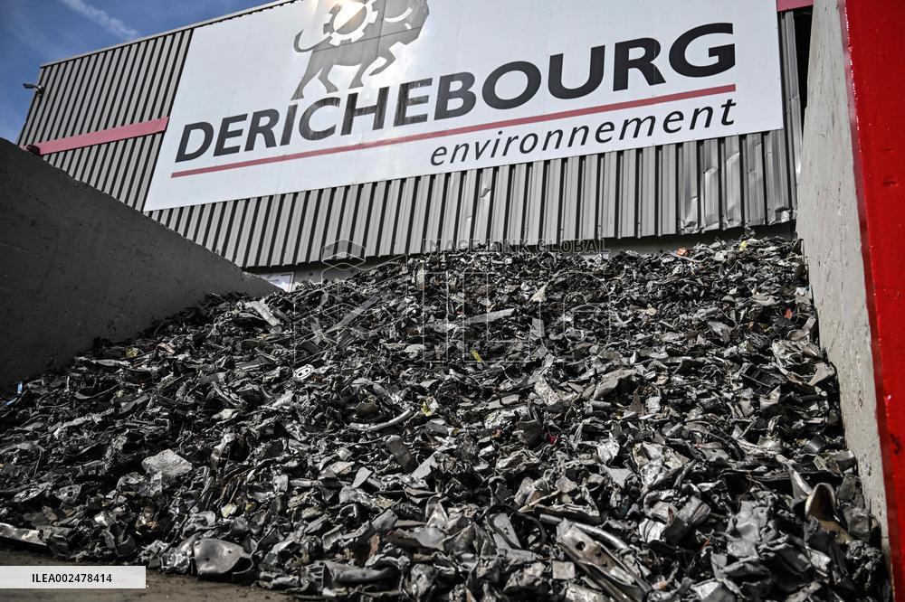 Amelie Oudea-Castera visits Derichebourg processing and recycling center