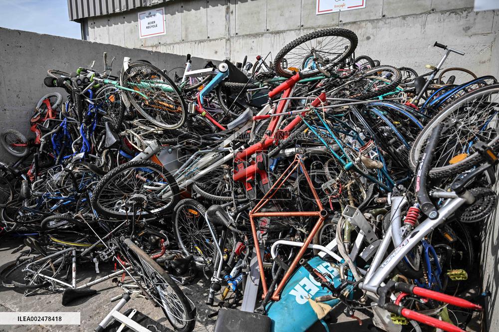 Amelie Oudea-Castera visits Derichebourg processing and recycling center