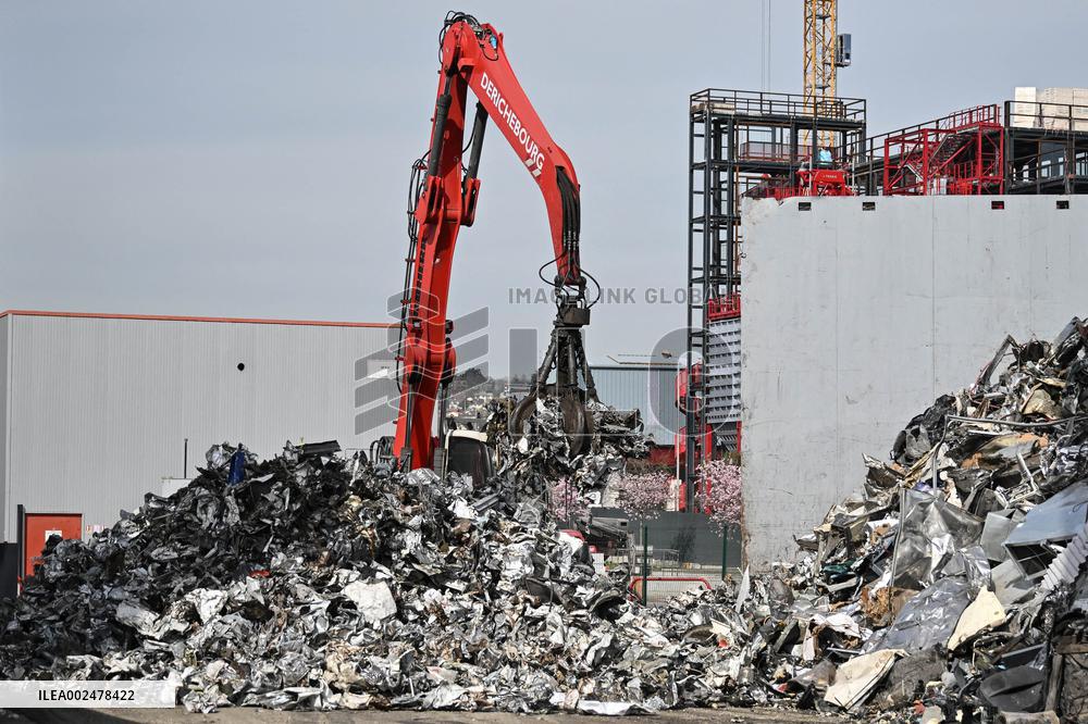 Amelie Oudea-Castera visits Derichebourg processing and recycling center