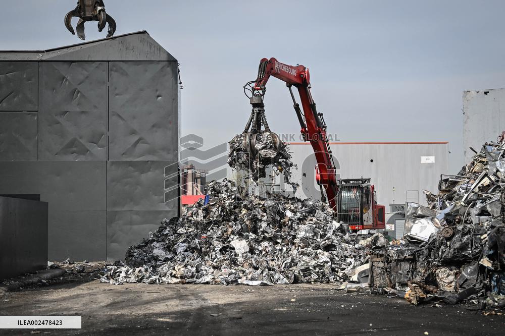 Amelie Oudea-Castera visits Derichebourg processing and recycling center