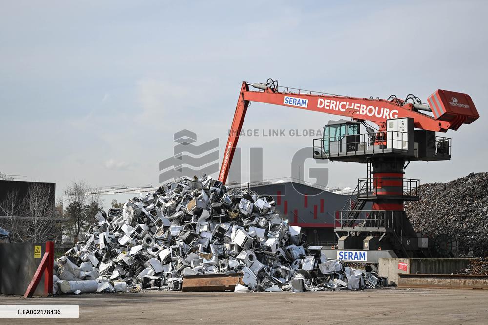 Amelie Oudea-Castera visits Derichebourg processing and recycling center