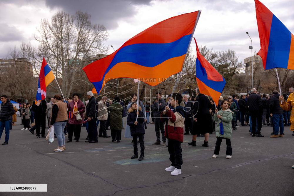 Protest Over Nagorno-Karabakh Refugees Housing - Yerevan