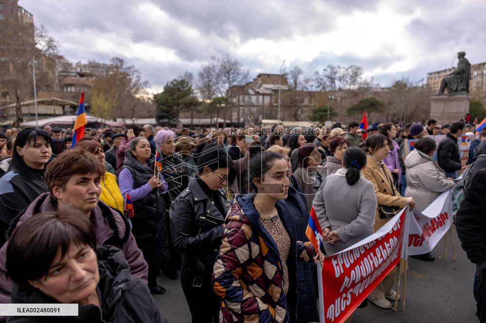 Protest Over Nagorno-Karabakh Refugees Housing - Yerevan