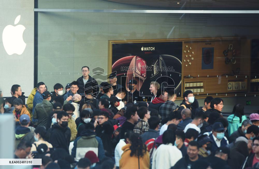 Asia's Largest Apple Store Opens in Shanghai