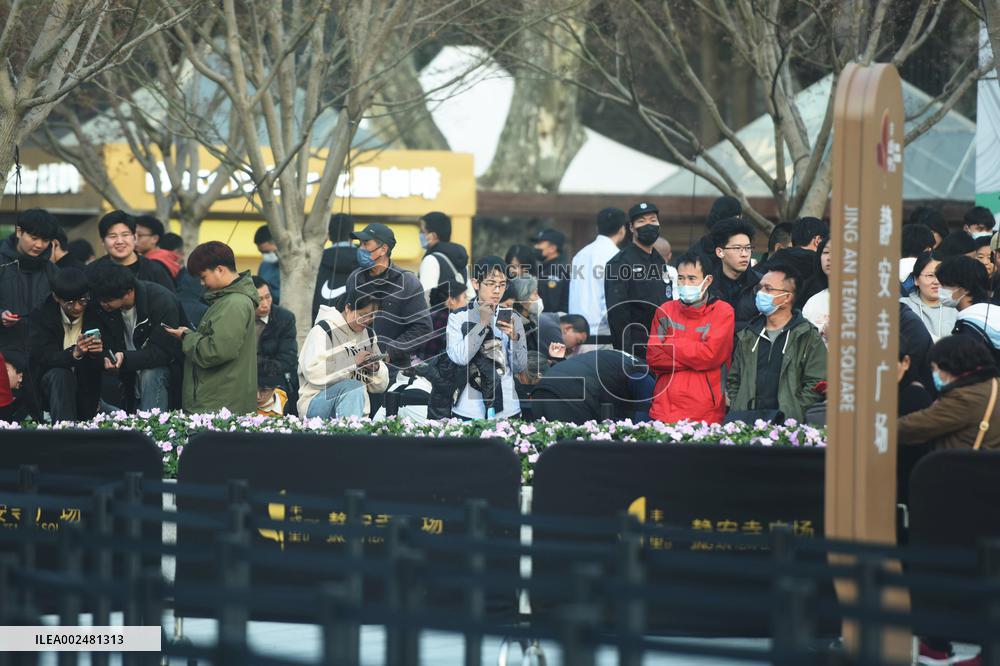 Asia's Largest Apple Store Opens in Shanghai
