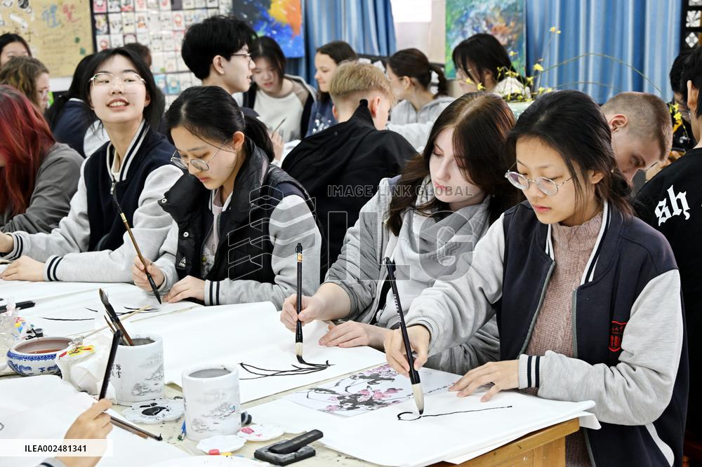 (ShandongHorizon) CHINA-SHANDONG-QINGDAO-FOREIGN STUDENTS-CHINESE CULTURE (CN)