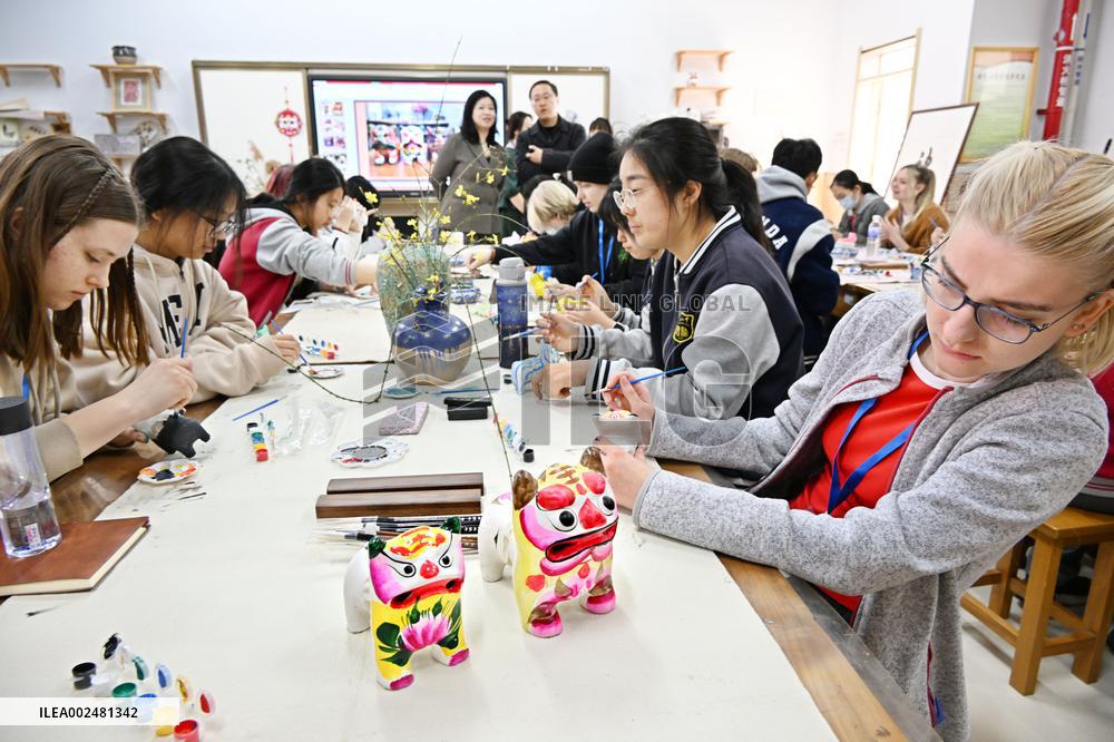 (ShandongHorizon) CHINA-SHANDONG-QINGDAO-FOREIGN STUDENTS-CHINESE CULTURE (CN)