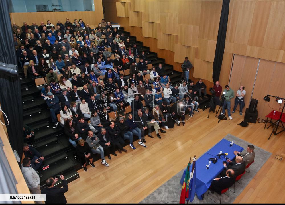 Pinto da Costa in an information session in Rio Tinto.