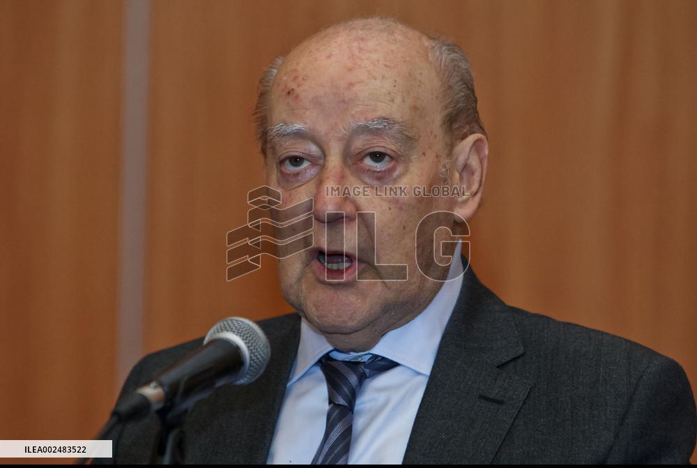 Pinto da Costa in an information session in Rio Tinto.