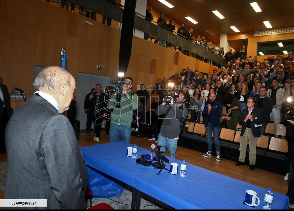 Pinto da Costa in an information session in Rio Tinto.