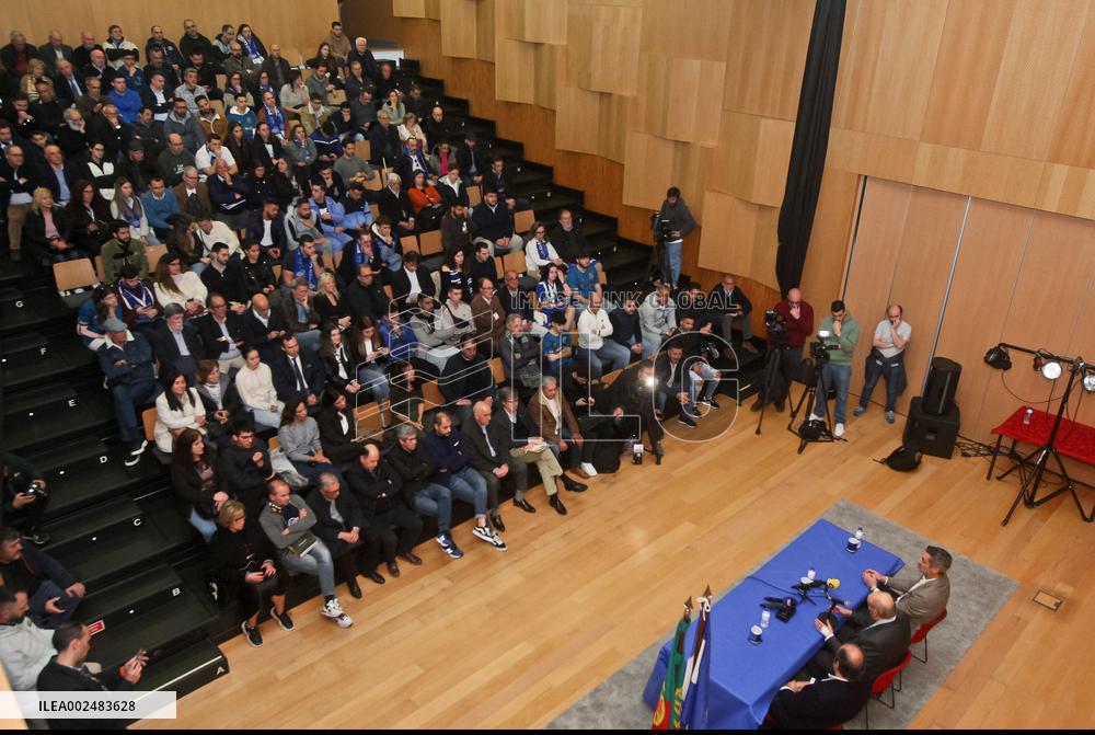 Pinto da Costa in an information session in Rio Tinto.
