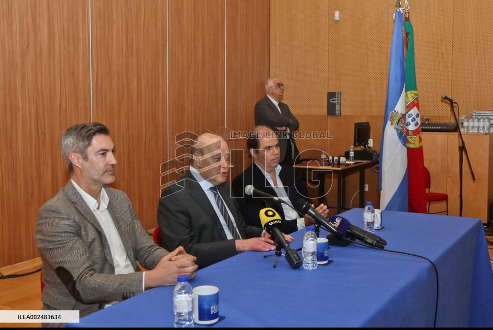 Pinto da Costa in an information session in Rio Tinto.