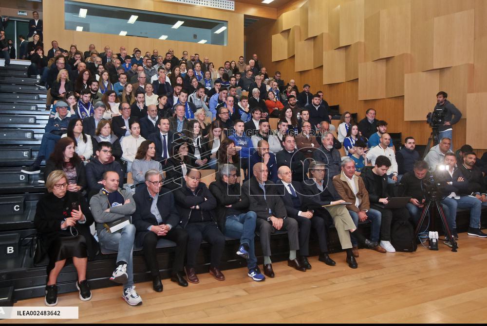 Pinto da Costa in an information session in Rio Tinto.