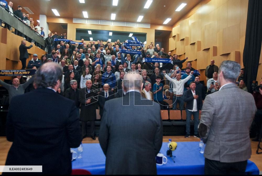 Pinto da Costa in an information session in Rio Tinto.