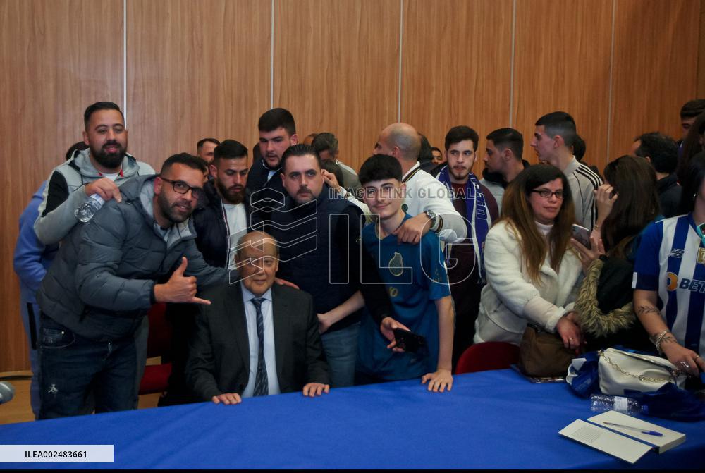 Pinto da Costa in an information session in Rio Tinto.