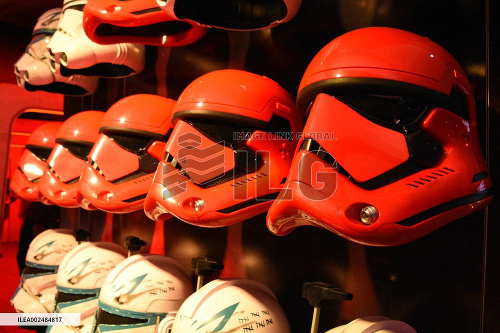 Hayden Christensen Celebrates Star Wars-Themed Takeover Of Empire State Building - NYC