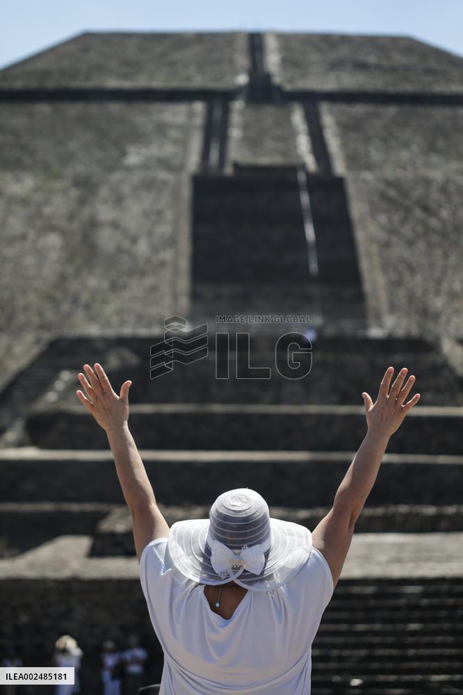MEXICO-TEOTIHUACAN-SPRING EQUINOX