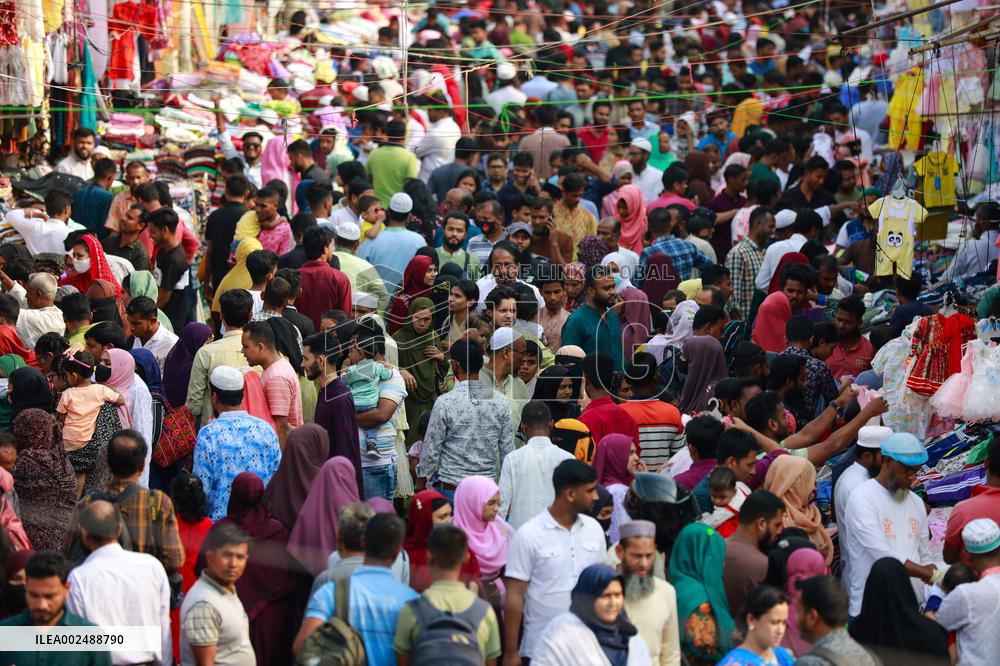 Markets overflow with Eid customers in Dhaka