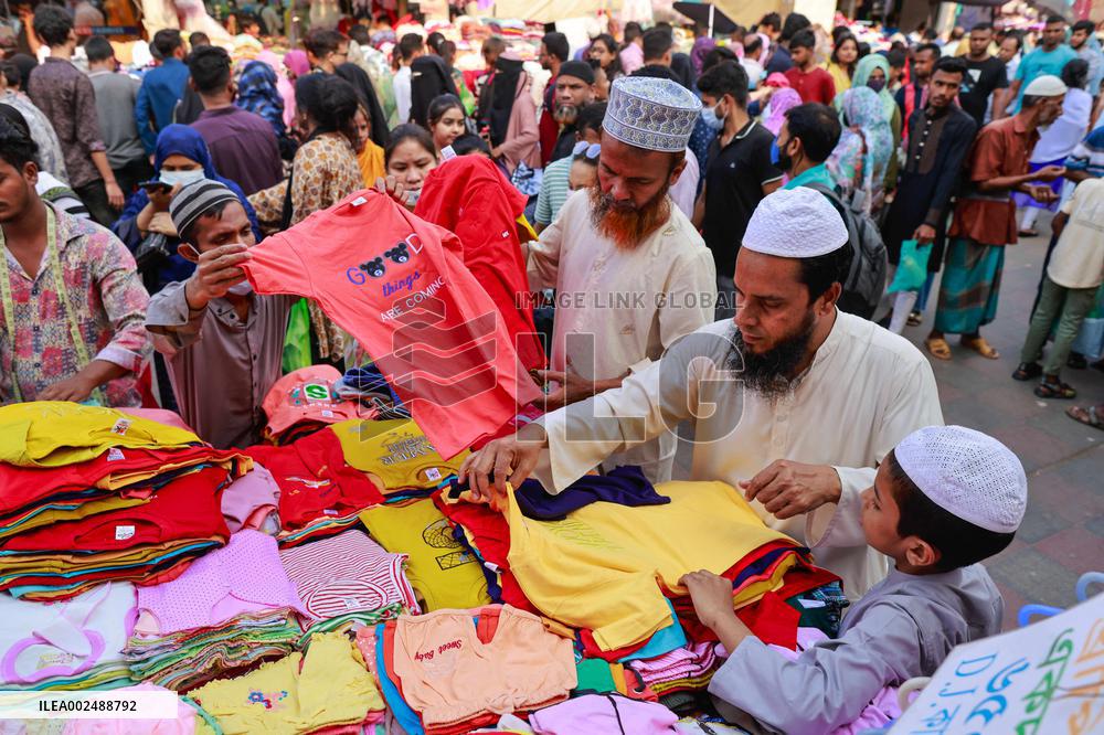 Markets overflow with Eid customers in Dhaka