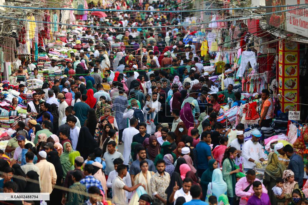 Markets overflow with Eid customers in Dhaka