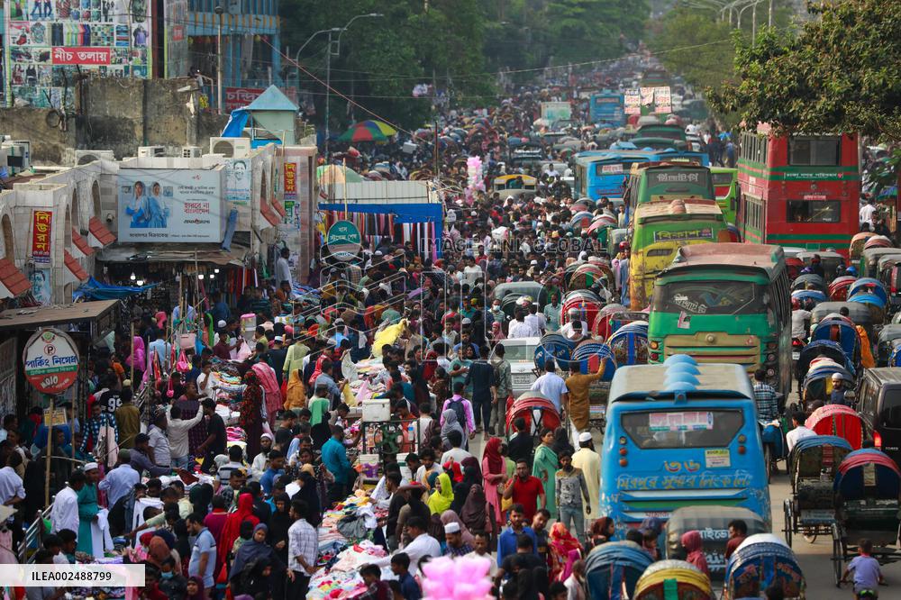 Markets overflow with Eid customers in Dhaka