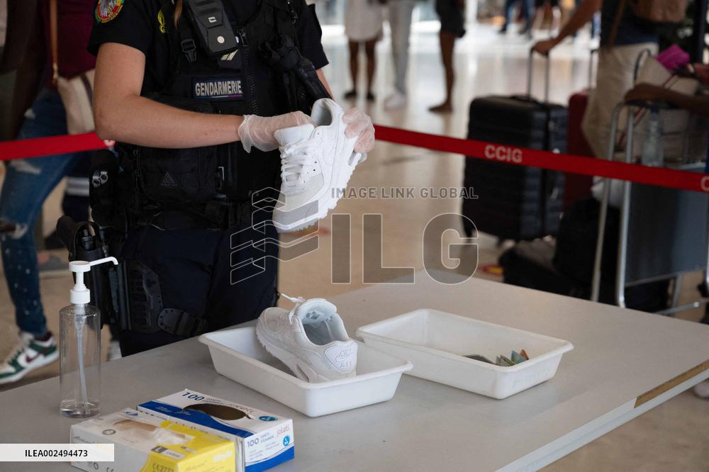 Cocaine In A Double-Bottom Suitcase - French Guiana