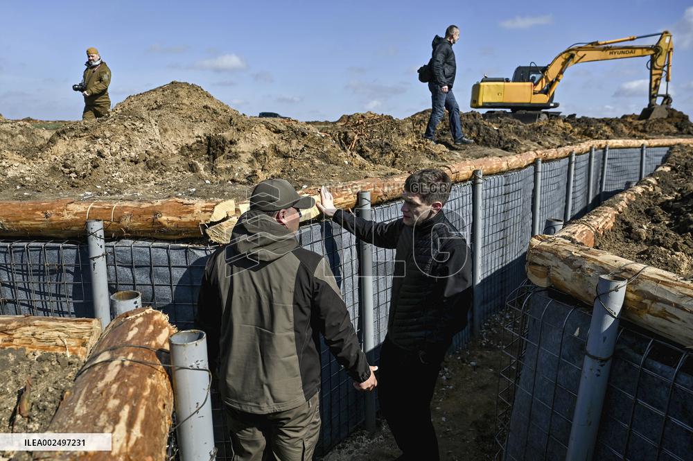 Fortifications with protection against FPV drones built in Zaporizhzhia