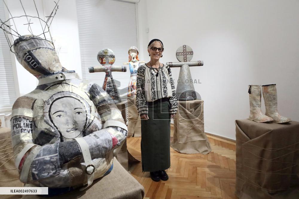 Invisible Hand exhibition by Ola Rondiak in Kyiv