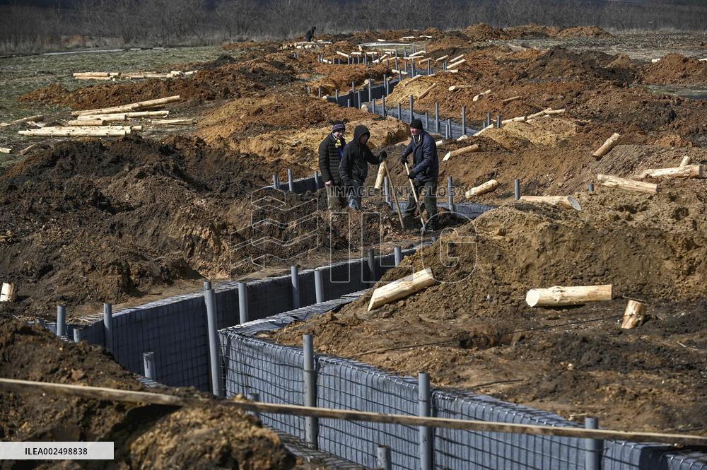 Fortifications with protection against FPV drones built in Zaporizhzhia region