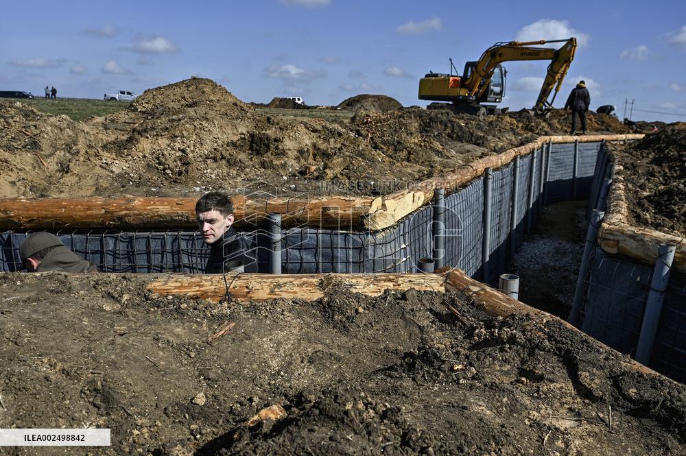 Fortifications with protection against FPV drones built in Zaporizhzhia region