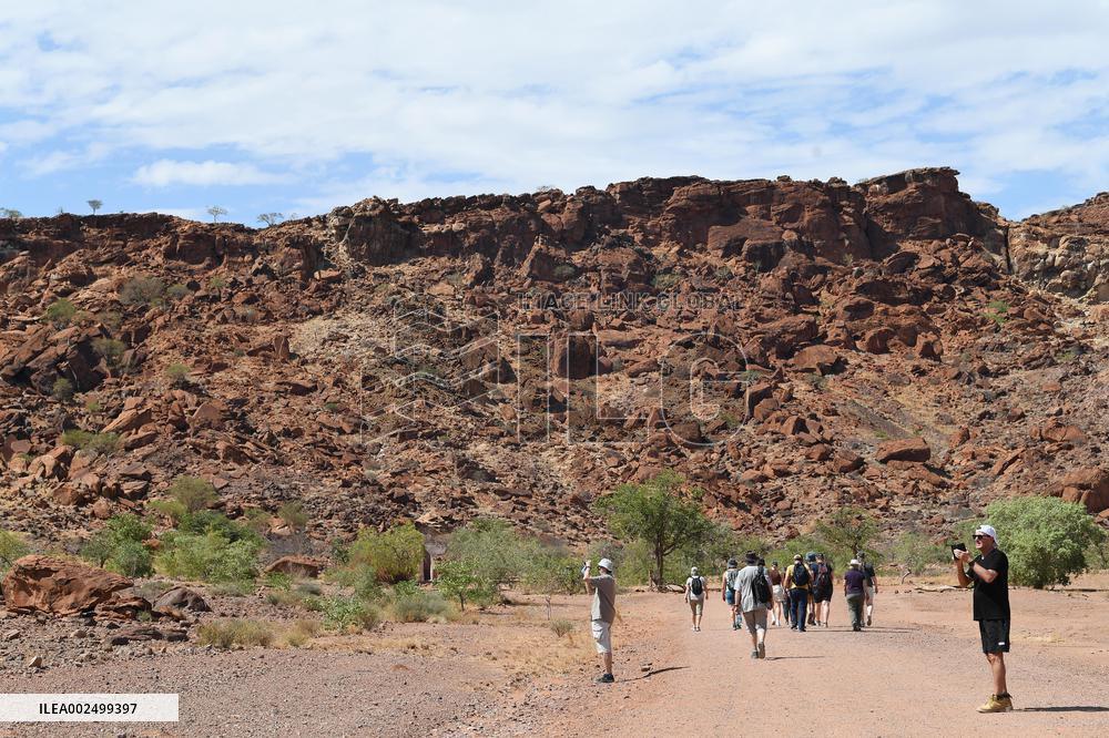 NAMIBIA-KUNENE-WORLD HERITAGE-TWYFELFONTEIN ROCK ENGRAVINGS