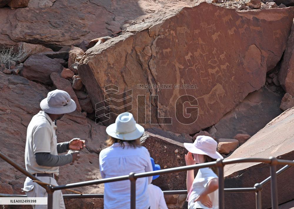 NAMIBIA-KUNENE-WORLD HERITAGE-TWYFELFONTEIN ROCK ENGRAVINGS