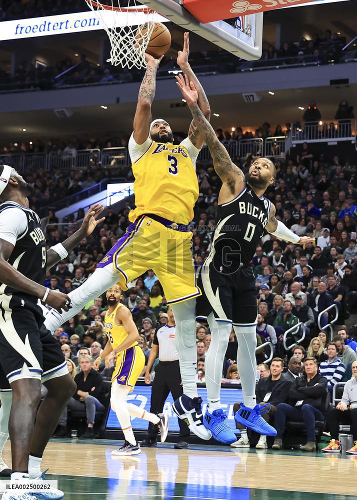 (SP)U.S.-MILWAUKEE-BASKETBALL-NBA-LAKERS VS BUCKS