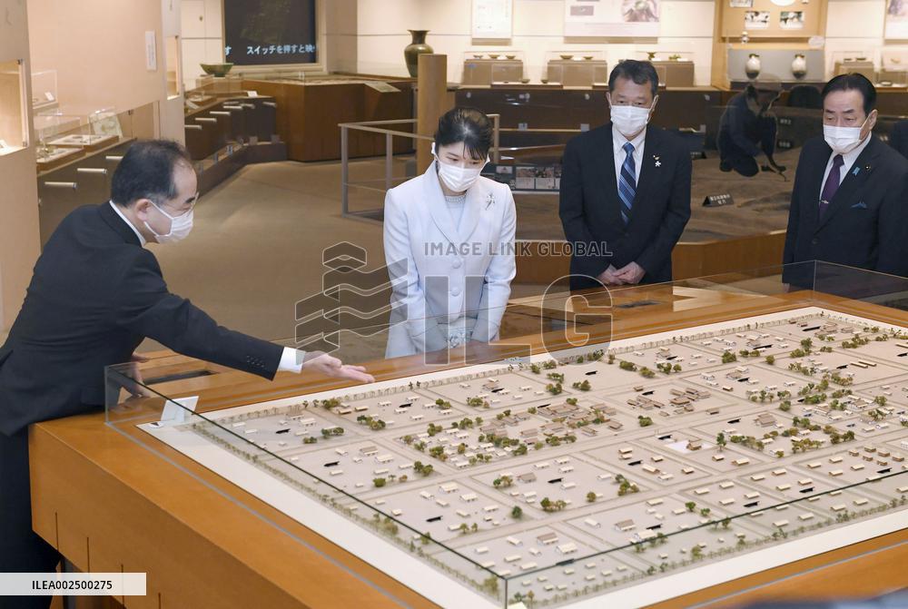 Japanese Princess Aiko visits museum