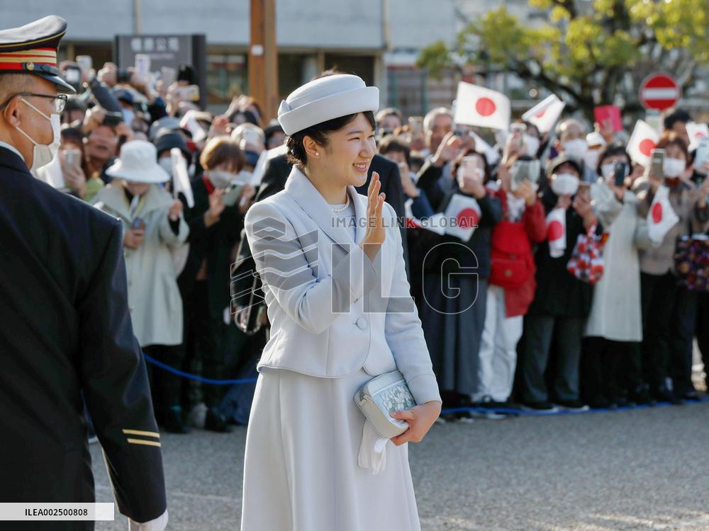 Japanese Princess Aiko travels to imperial mausoleum