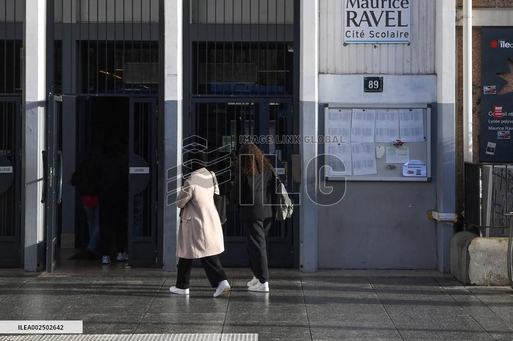 Headmaster Resigns After Death Threat - Paris