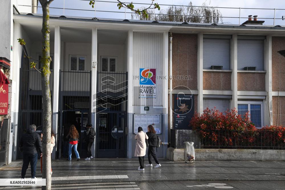 Headmaster Resigns After Death Threat - Paris