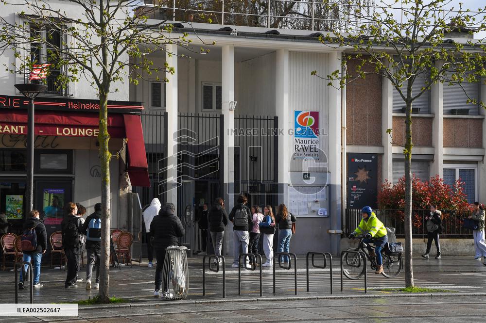 Headmaster Resigns After Death Threat - Paris